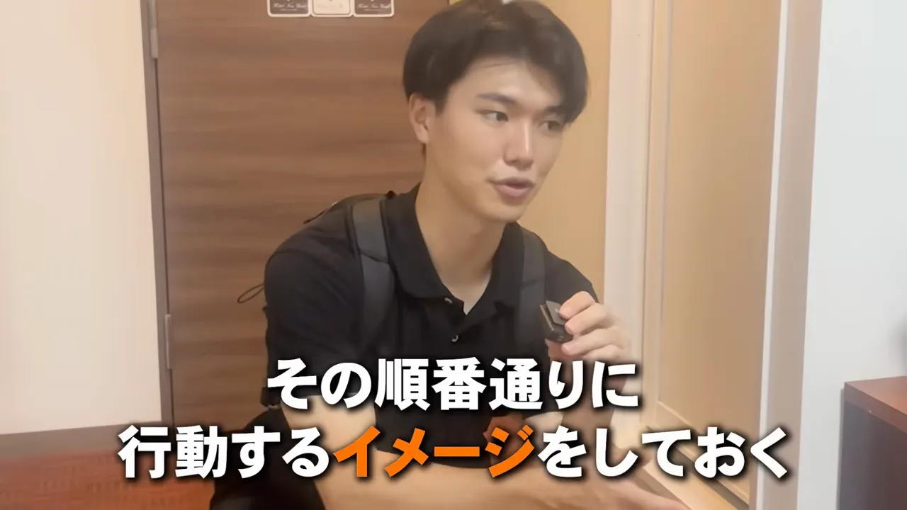 ホテルの部屋でしゃがんで話すRyuと、「その順番通りに行動するイメージをしておく」というテロップ